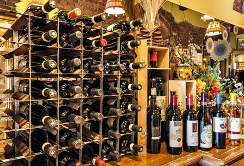 La cantina del Ristorante Pentola d'Oro con vini selezionati