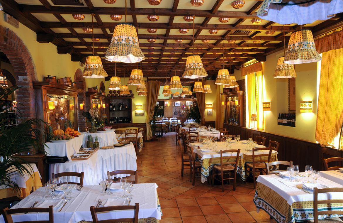 Il Salone del Girasole con soffitti a cassettoni — Ristorante Pentola d'Oro