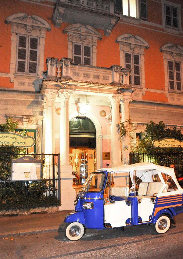 L'ingresso della villa del Ristorante Pentola d'Oro di sera